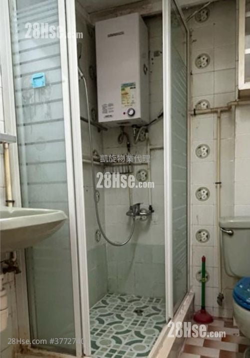Lok Kwan House Sell 2 Bedrooms , 1 Bathroom 412 ft²
