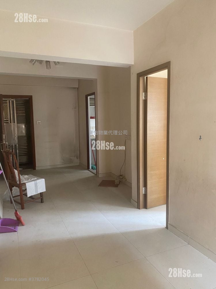 Fuk Shing Mansion Sell 3 Bedrooms , 1 Bathroom 556 ft²