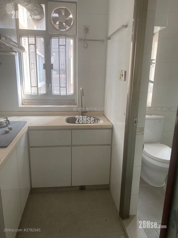 Fuk Shing Mansion Sell 3 Bedrooms , 1 Bathroom 556 ft²