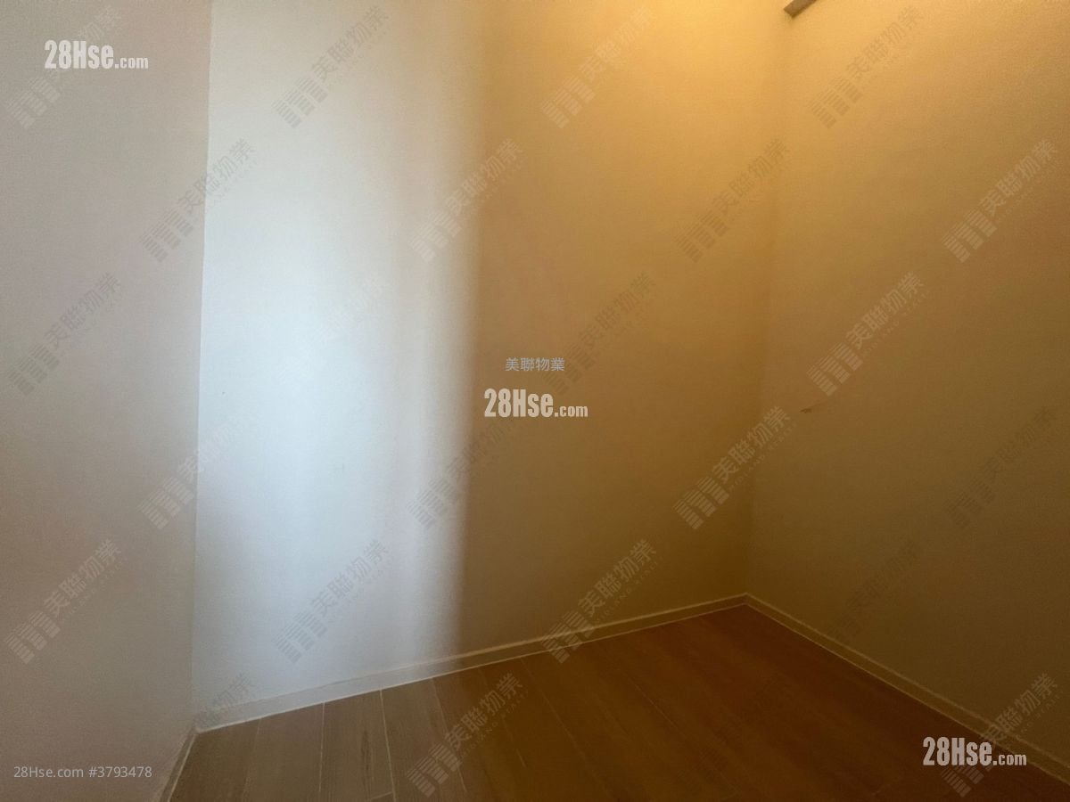 bedroom 2: One Innovale Rental 1 Bedroom , 1 Bathroom 317 ft²