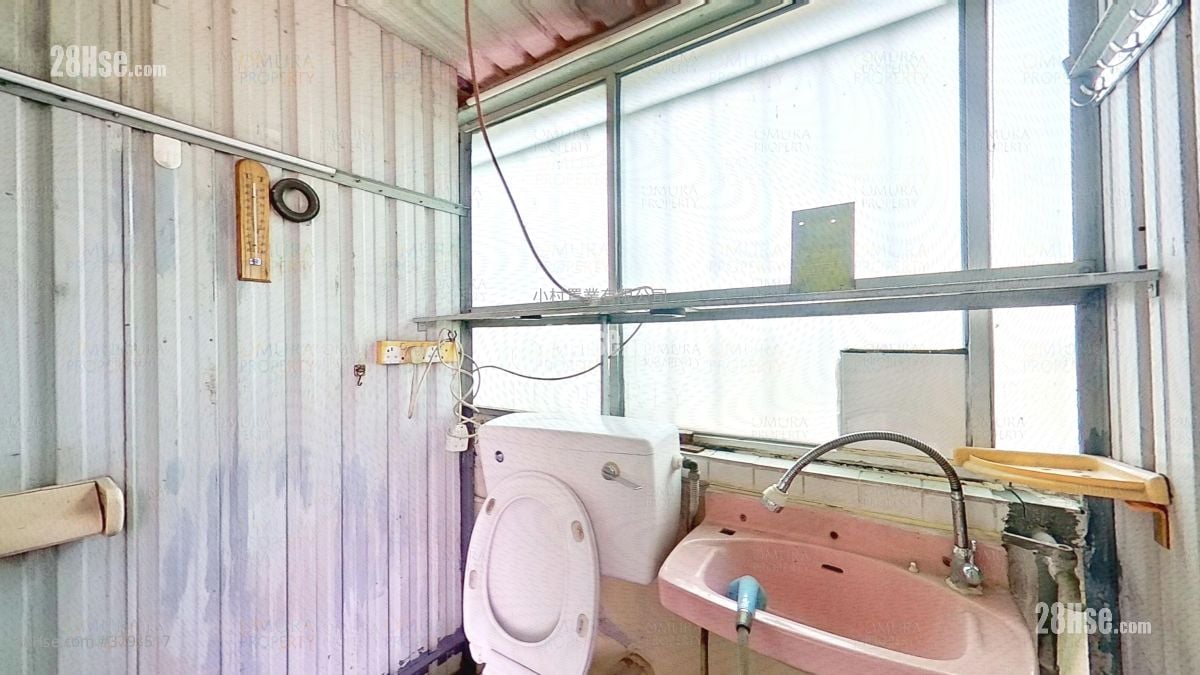 bathroom: Ma Tin Tsuen Sell 3 Bedrooms , 2 Bathrooms 612 ft²