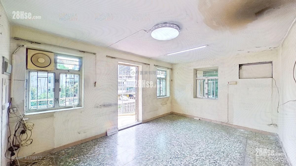 living room: Ma Tin Tsuen Sell 3 Bedrooms , 2 Bathrooms 612 ft²