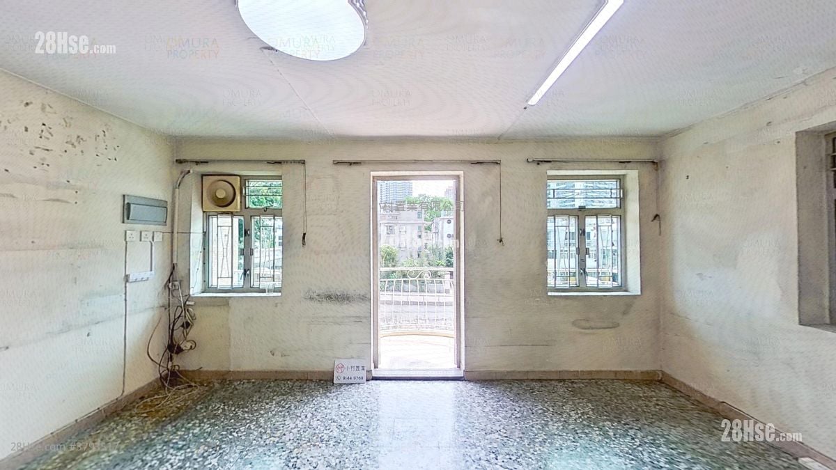 living room: Ma Tin Tsuen Sell 3 Bedrooms , 2 Bathrooms 612 ft²