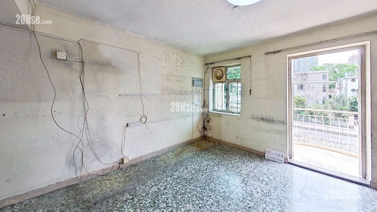 living room: Ma Tin Tsuen Sell 3 Bedrooms , 2 Bathrooms 612 ft²