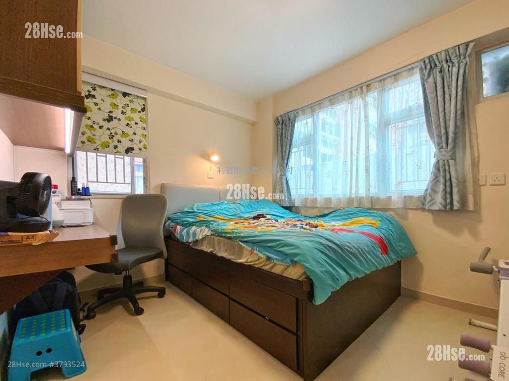 Balwin Court Sell 3 Bedrooms , 2 Bathrooms 815 ft²