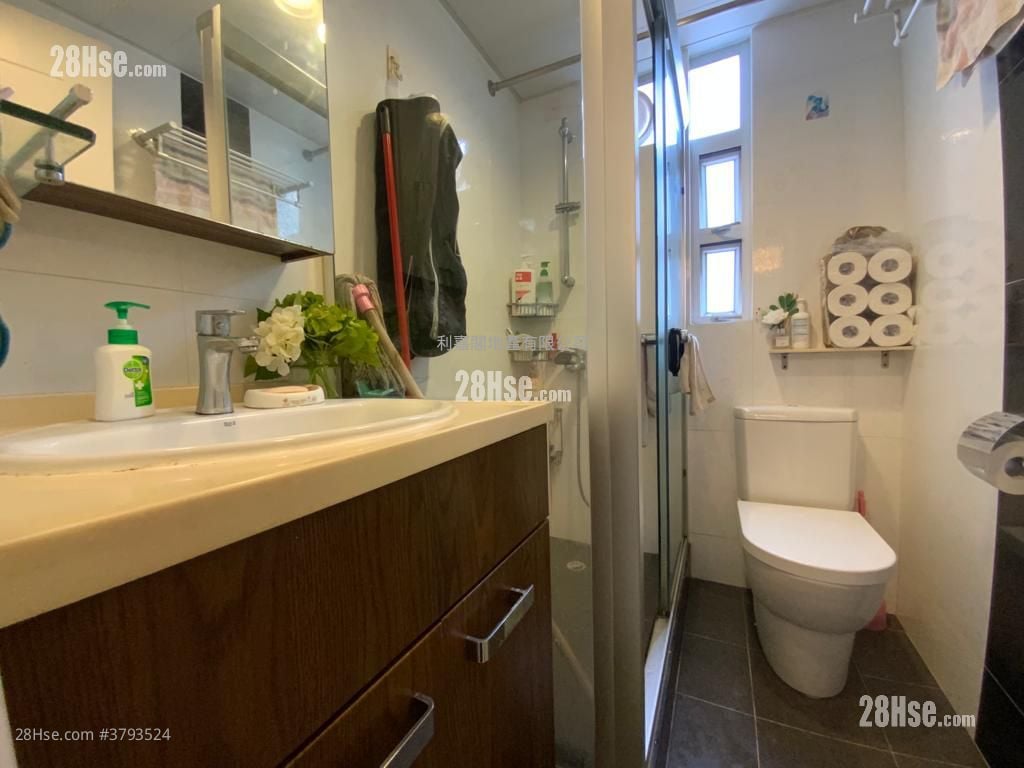 Balwin Court Sell 3 Bedrooms , 2 Bathrooms 815 ft²