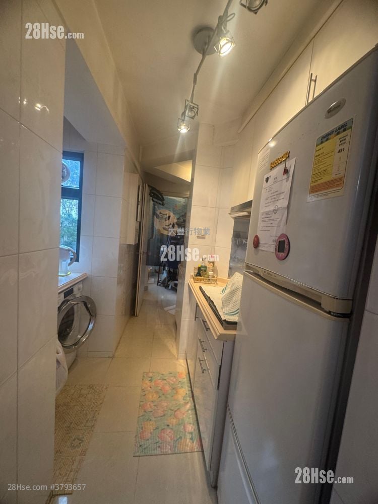 Regal Court Sell 3 Bedrooms , 2 Bathrooms 860 ft²