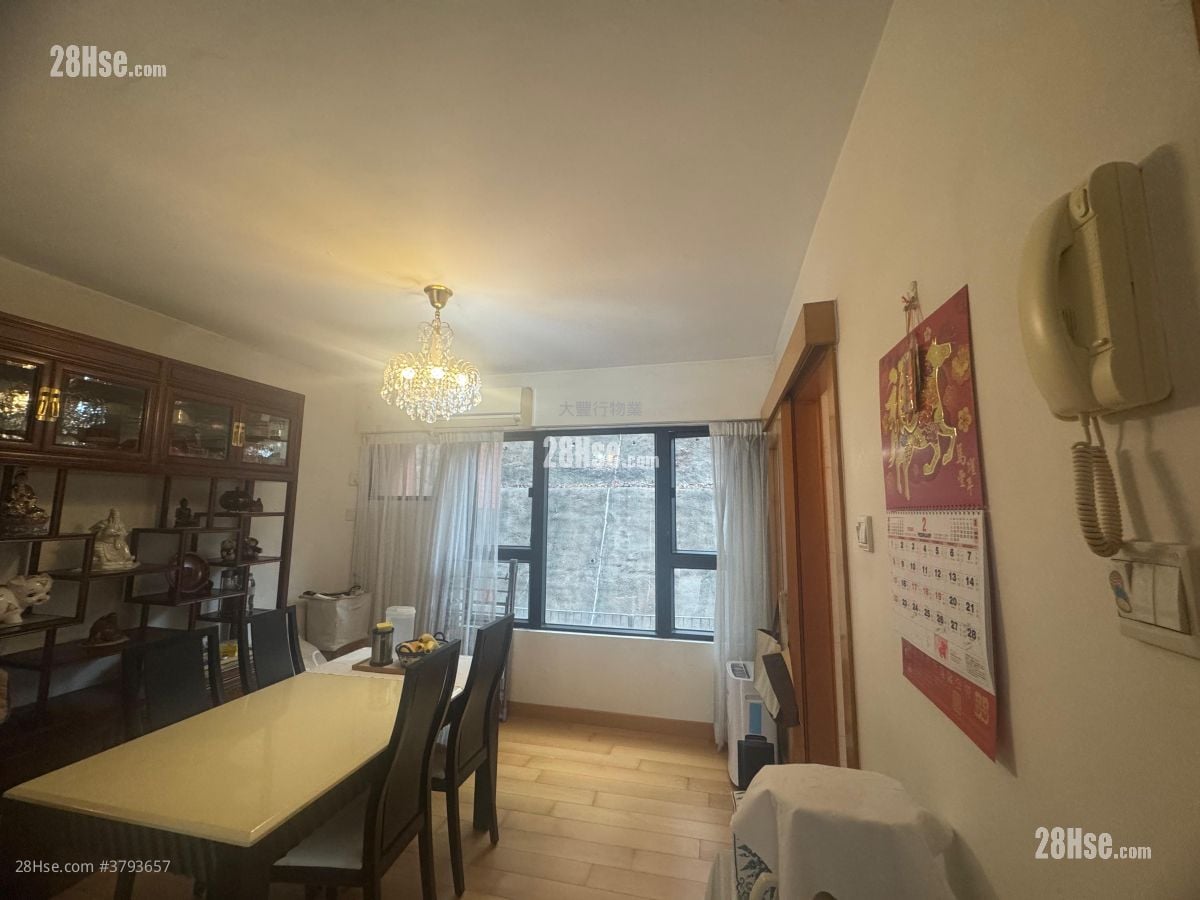 Regal Court Sell 3 Bedrooms , 2 Bathrooms 860 ft²