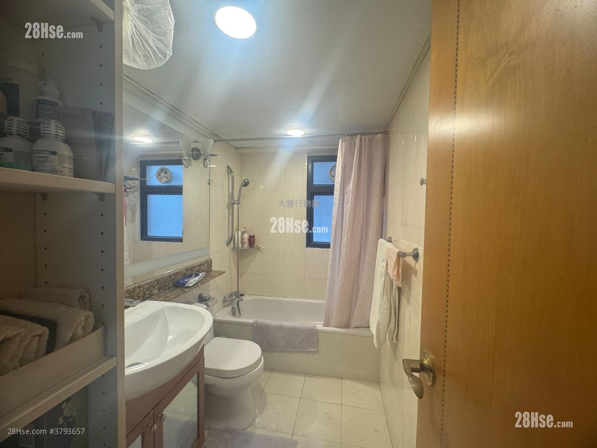 Regal Court Sell 3 Bedrooms , 2 Bathrooms 860 ft²