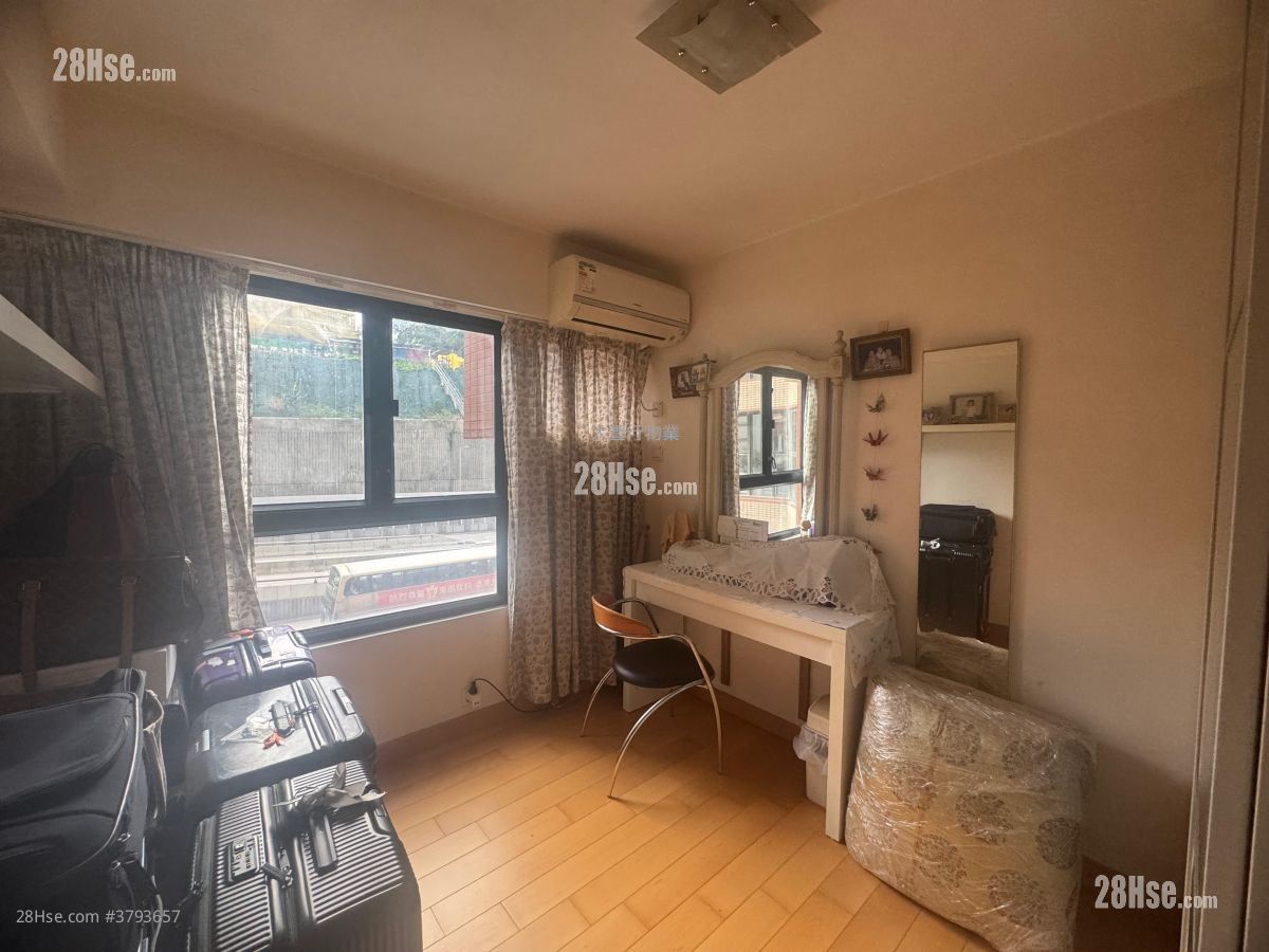 Regal Court Sell 3 Bedrooms , 2 Bathrooms 860 ft²