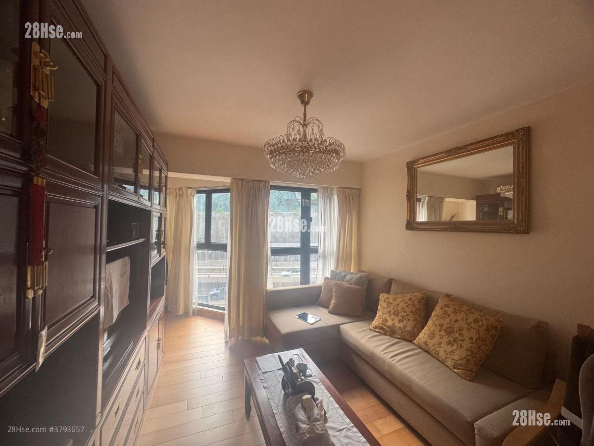 Regal Court Sell 3 Bedrooms , 2 Bathrooms 860 ft²