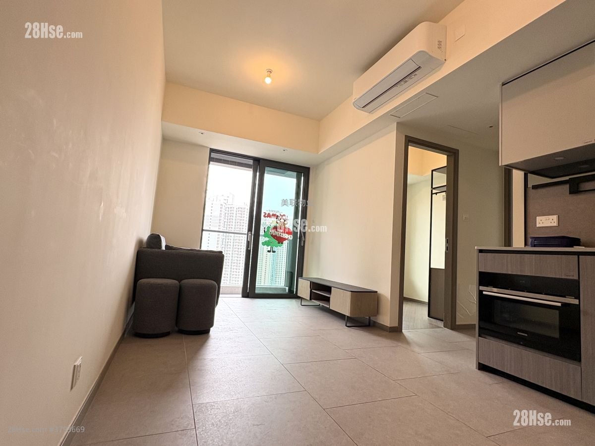 living room: Yoho West Sell 2 Bedrooms , 1 Bathroom 433 ft²