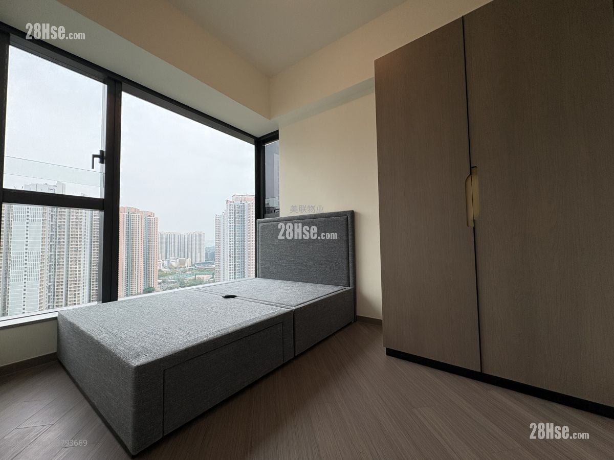 master room: Yoho West Sell 2 Bedrooms , 1 Bathroom 433 ft²