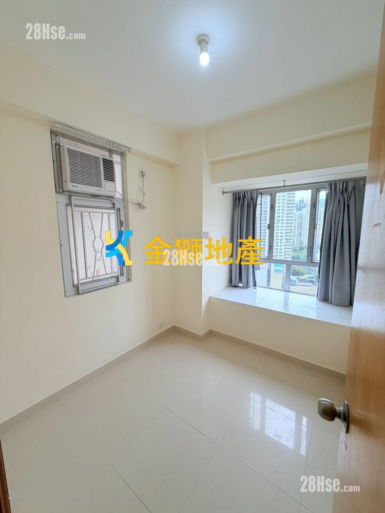 Golden Lion Garden Rental 306 ft²