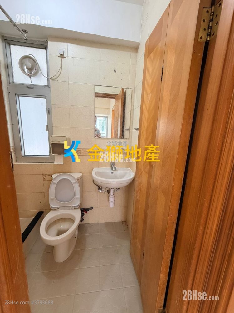 Golden Lion Garden Rental 306 ft²