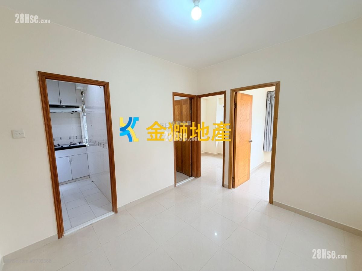 Golden Lion Garden Rental 306 ft²