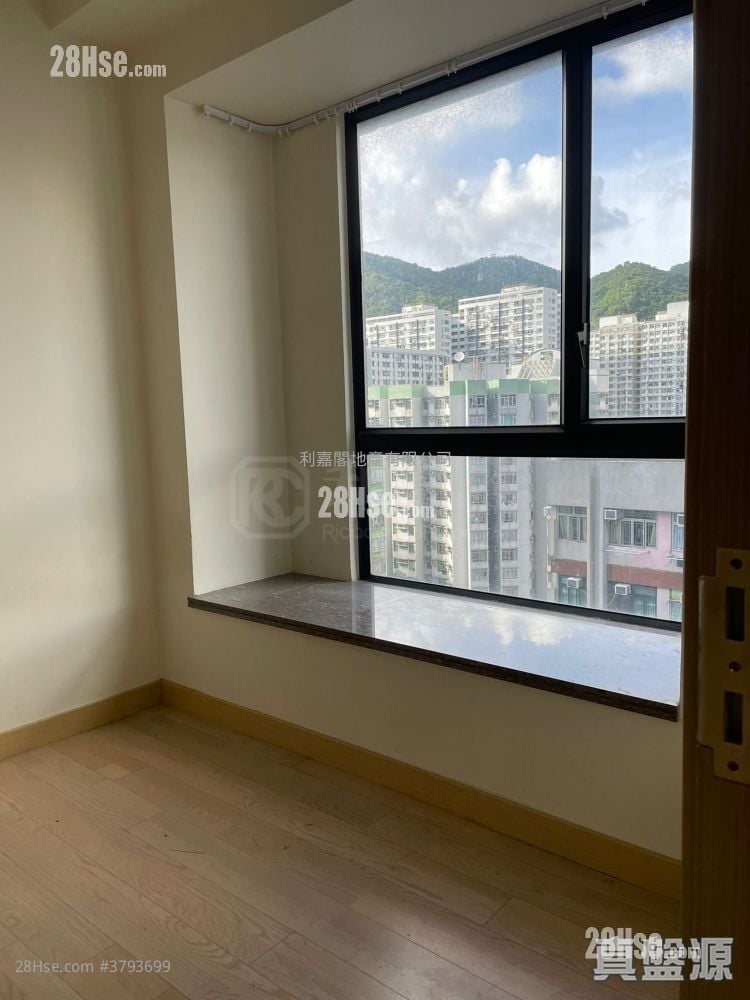 Giovane Sell 2 Bedrooms 340 ft²