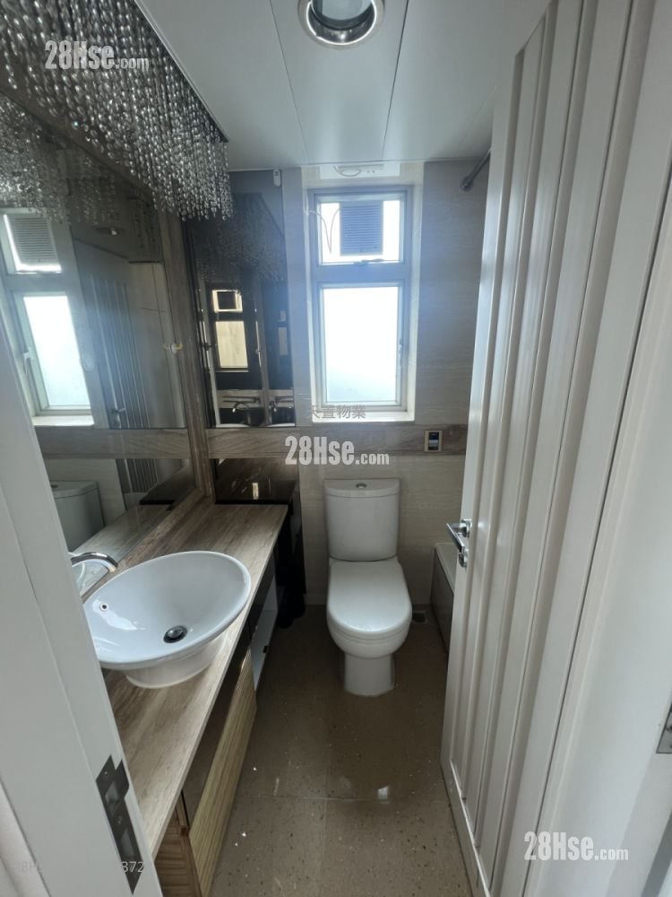 Uptown Sell 3 Bedrooms , 2 Bathrooms 760 ft²