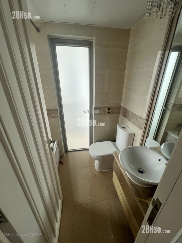 Uptown Sell 3 Bedrooms , 2 Bathrooms 760 ft²