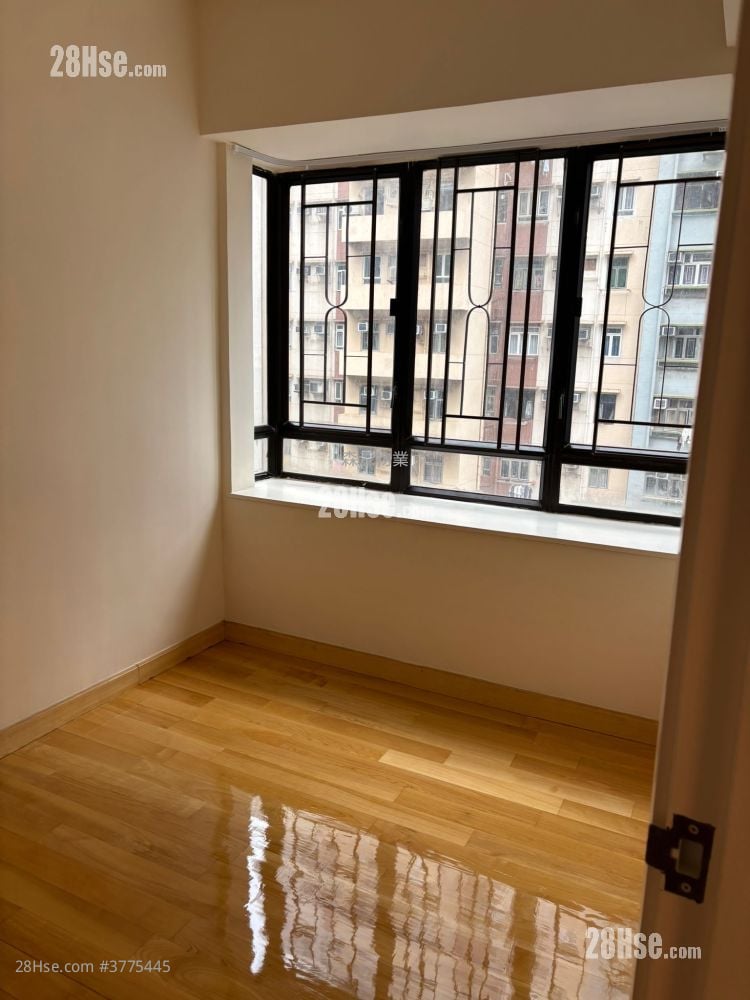 Roca Centre Rental 3 Bedrooms , 1 Bathroom 537 ft²