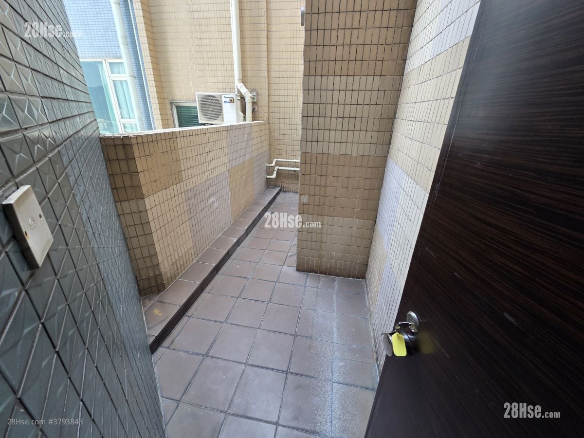 亮贤居 售盘 5+ 房 2,358 平方尺