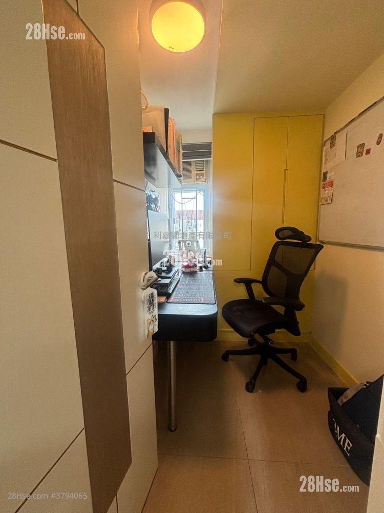 Mei Foo Sun Chuen Sell 3 Bedrooms , 2 Bathrooms 804 ft²