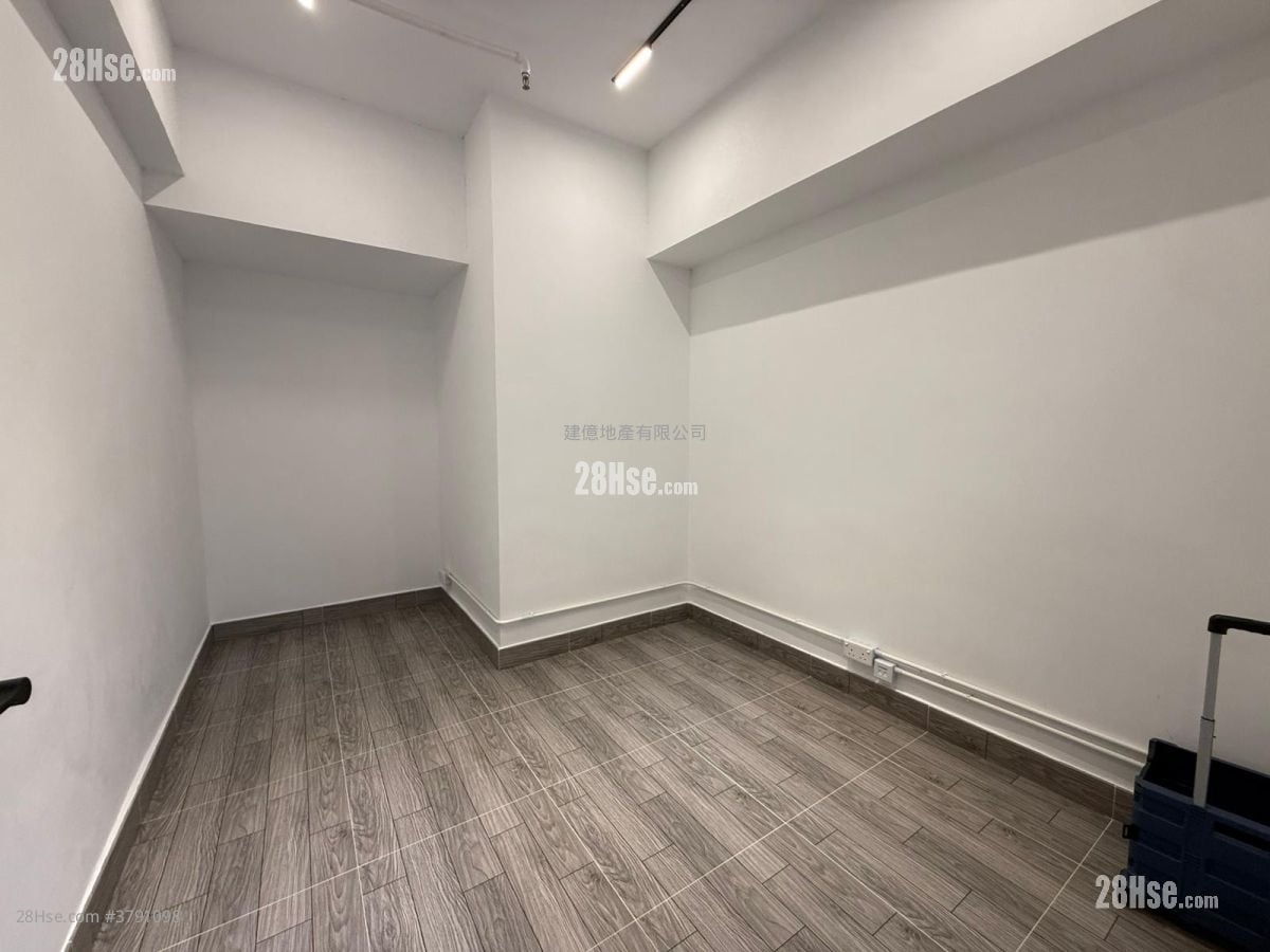 Tak Wing Industrial Building Rental 263 ft²