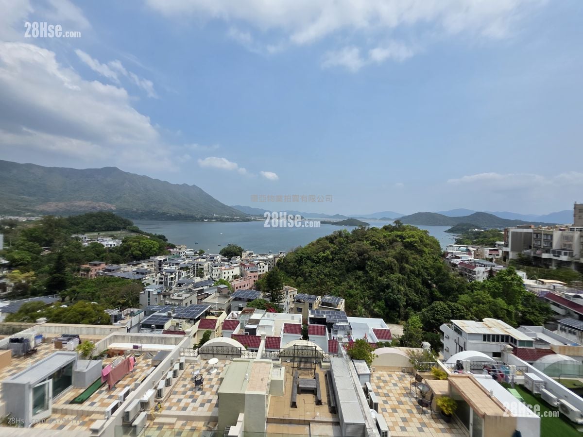 The Beverly Hills Sell 5+ Bedrooms , 4 Bathrooms 1,902 ft²