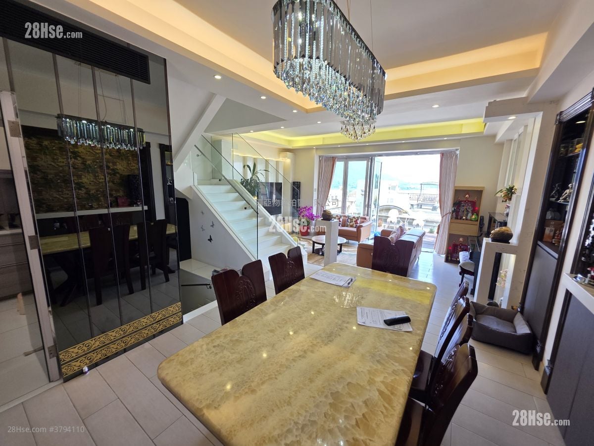 The Beverly Hills Sell 5+ Bedrooms , 4 Bathrooms 1,902 ft²