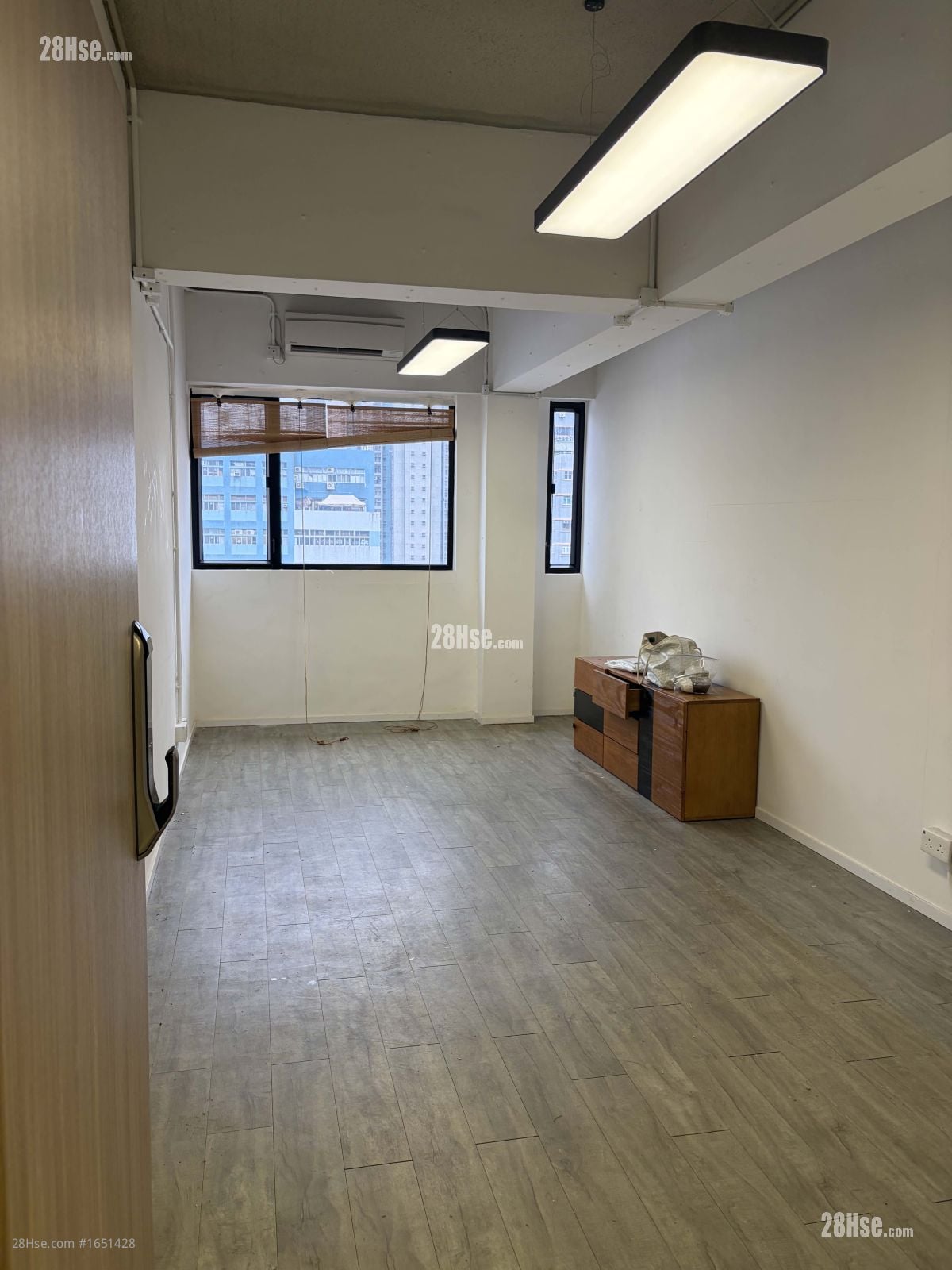 Mai Wah Industrial Building Rental 70 ft²