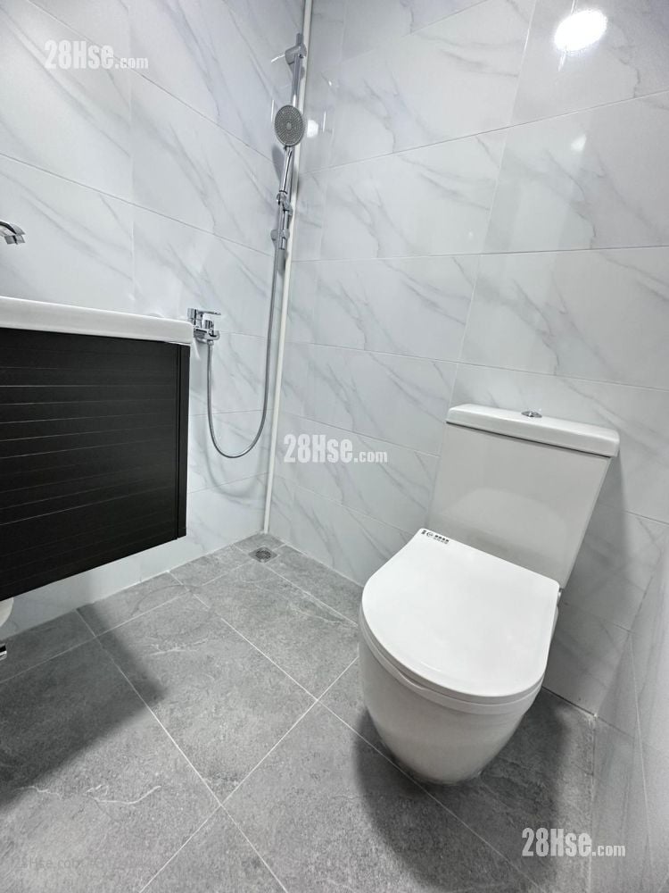 筲箕湾金华街47号唐3楼 租盘 4 房 , 4 浴室 120 平方尺