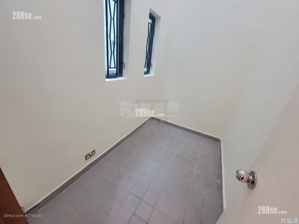 Carmen's Garden Sell 3 Bedrooms , 2 Bathrooms 1,000 ft²