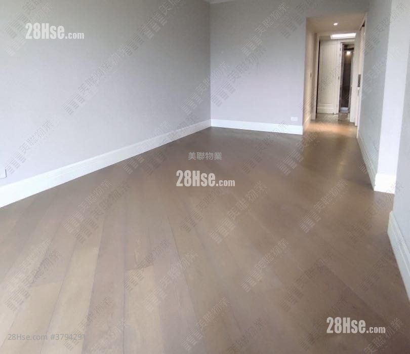 living room: Eden Manor Rental 4 Bedrooms , 3 Bathrooms 1,108 ft²