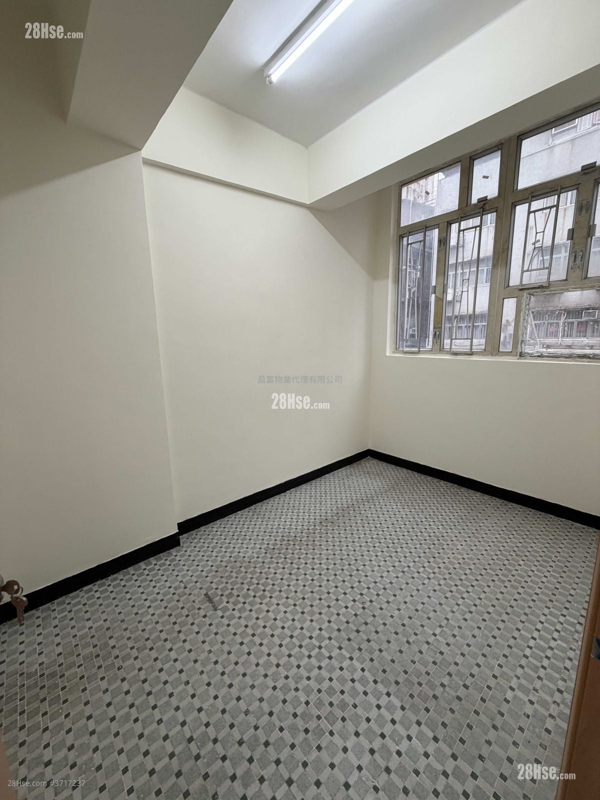 Wai Tak Building Rental 3 Bedrooms , 2 Bathrooms 400 ft²