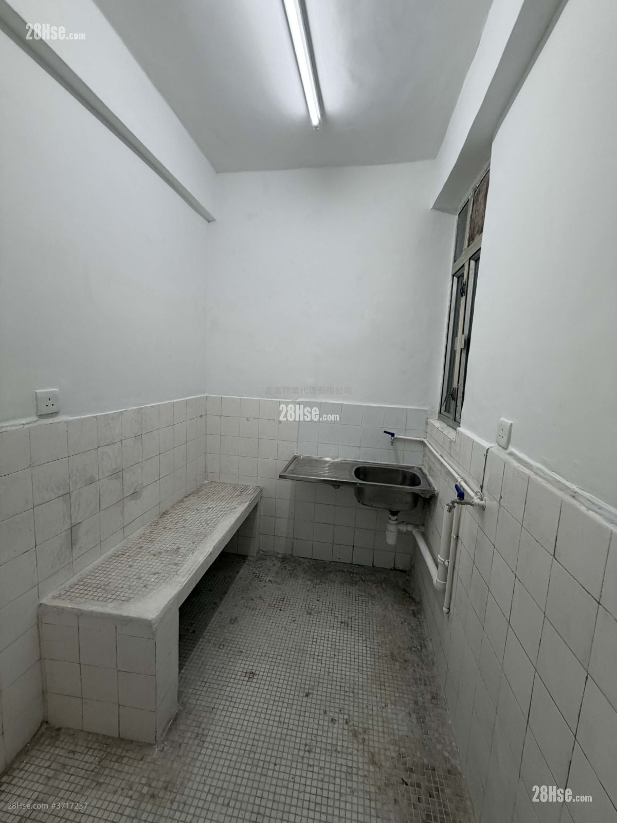 Wai Tak Building Rental 3 Bedrooms , 2 Bathrooms 400 ft²