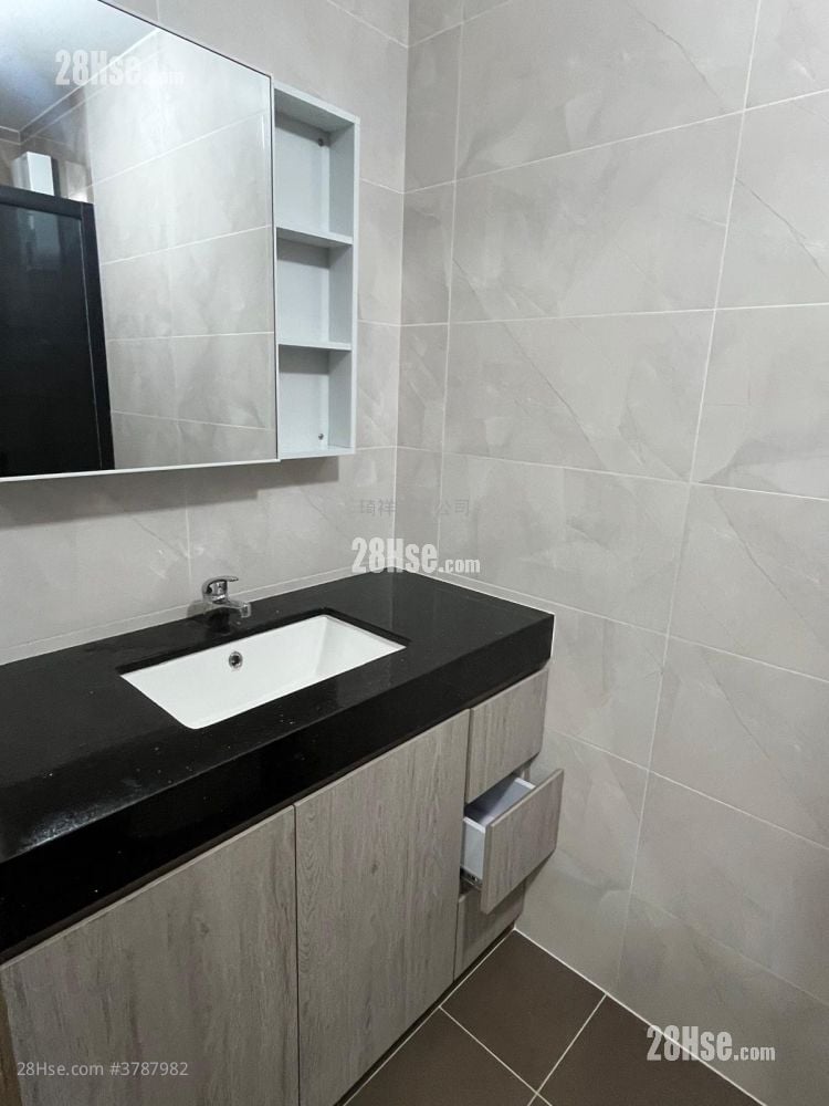 村屋 售盘 3 房 , 2 浴室 700 平方尺