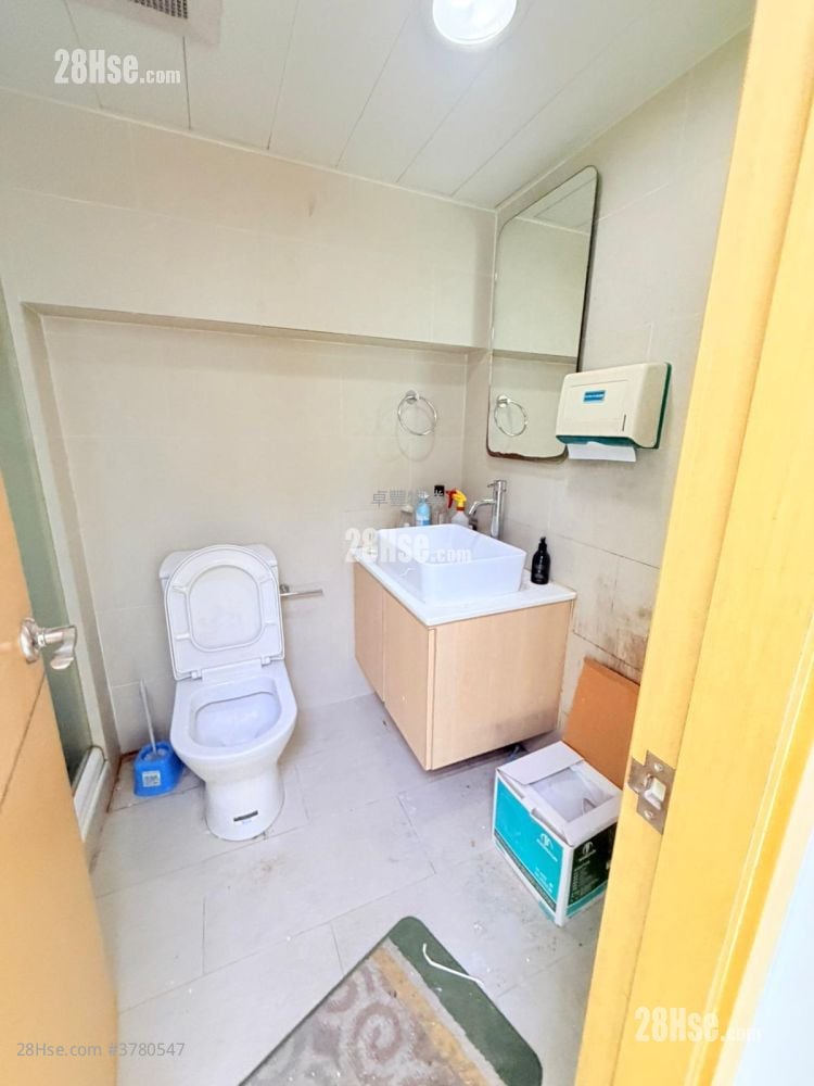 Trust Centre Rental 5+ Bedrooms , 2 Toilets 1,210 ft²