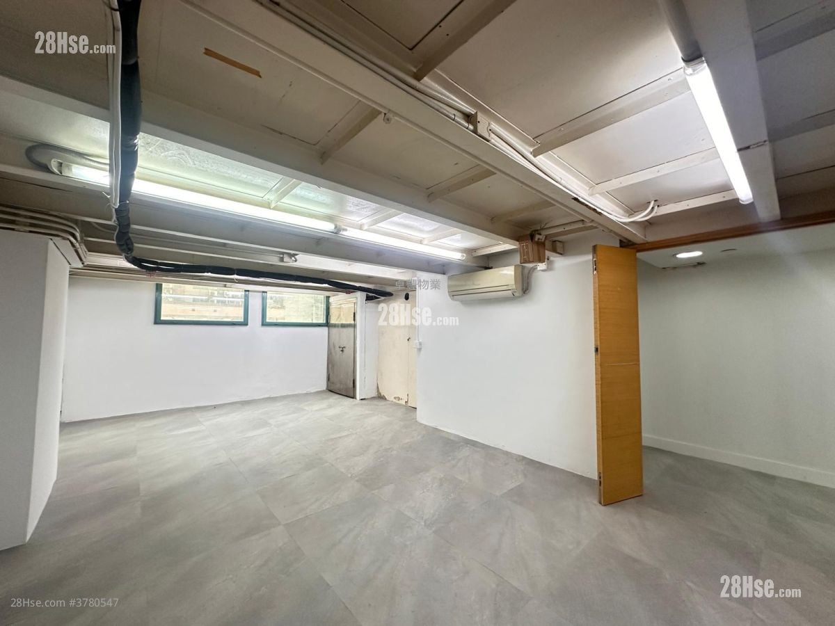 Trust Centre Rental 5+ Bedrooms , 2 Toilets 1,210 ft²