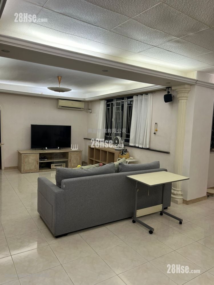 Bedford Gardens Rental 4 Bedrooms , 2 Bathrooms 1,160 ft²