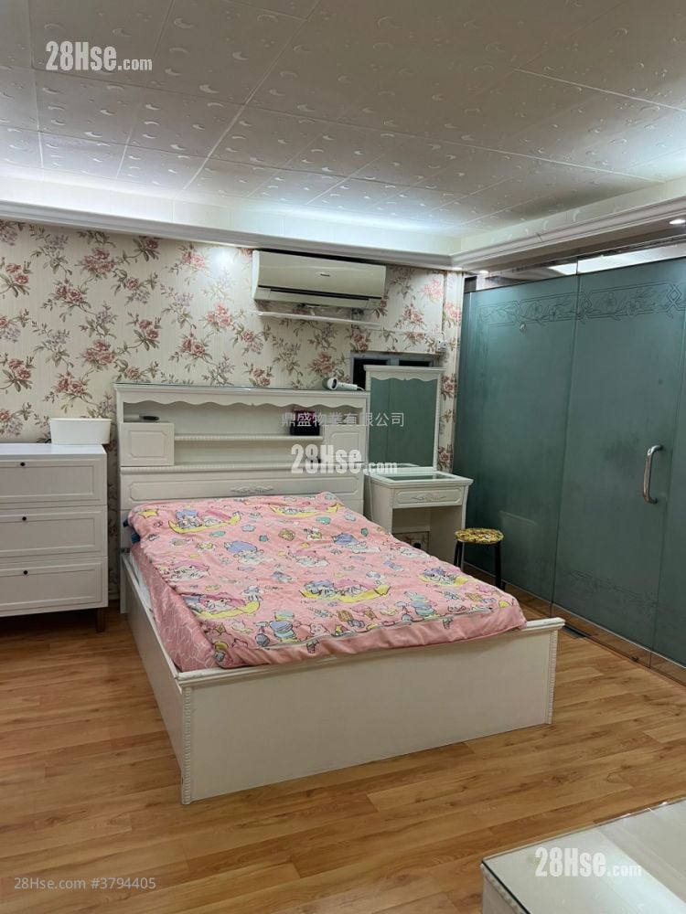 Bedford Gardens Rental 4 Bedrooms , 2 Bathrooms 1,160 ft²