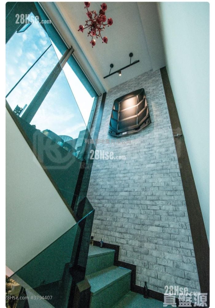 Manhattan Hill Sell 5+ Bedrooms , 4 Bathrooms 2,042 ft²