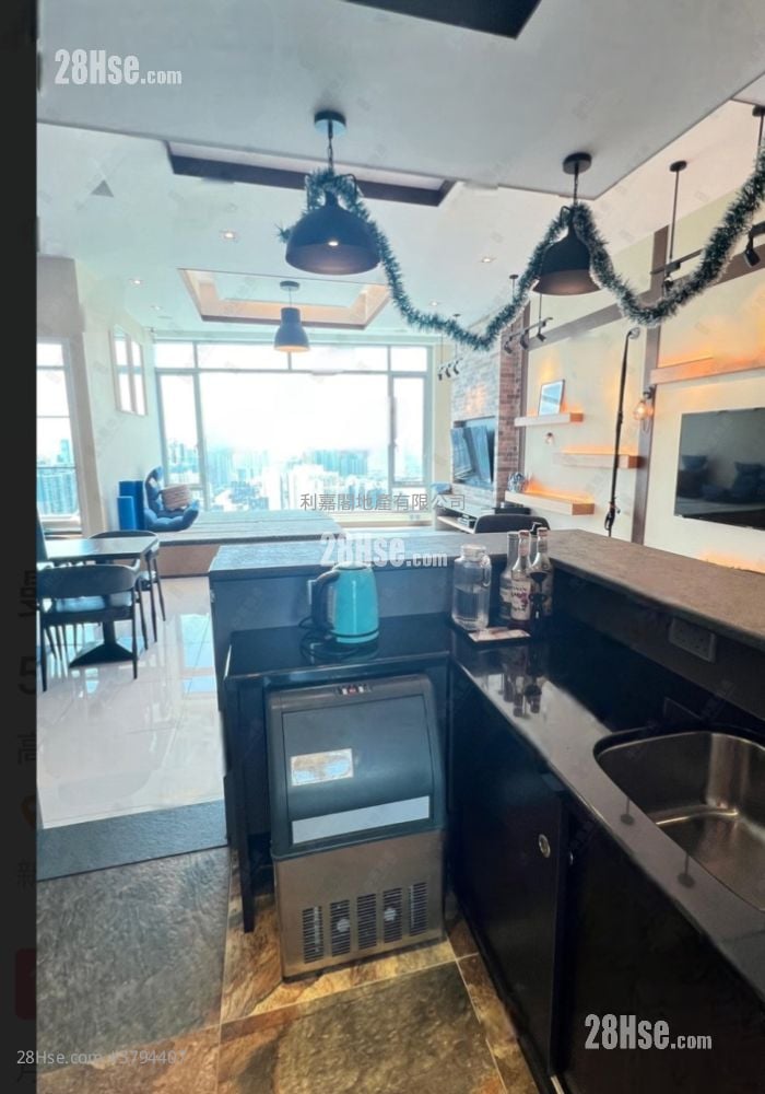 Manhattan Hill Sell 5+ Bedrooms , 4 Bathrooms 2,042 ft²