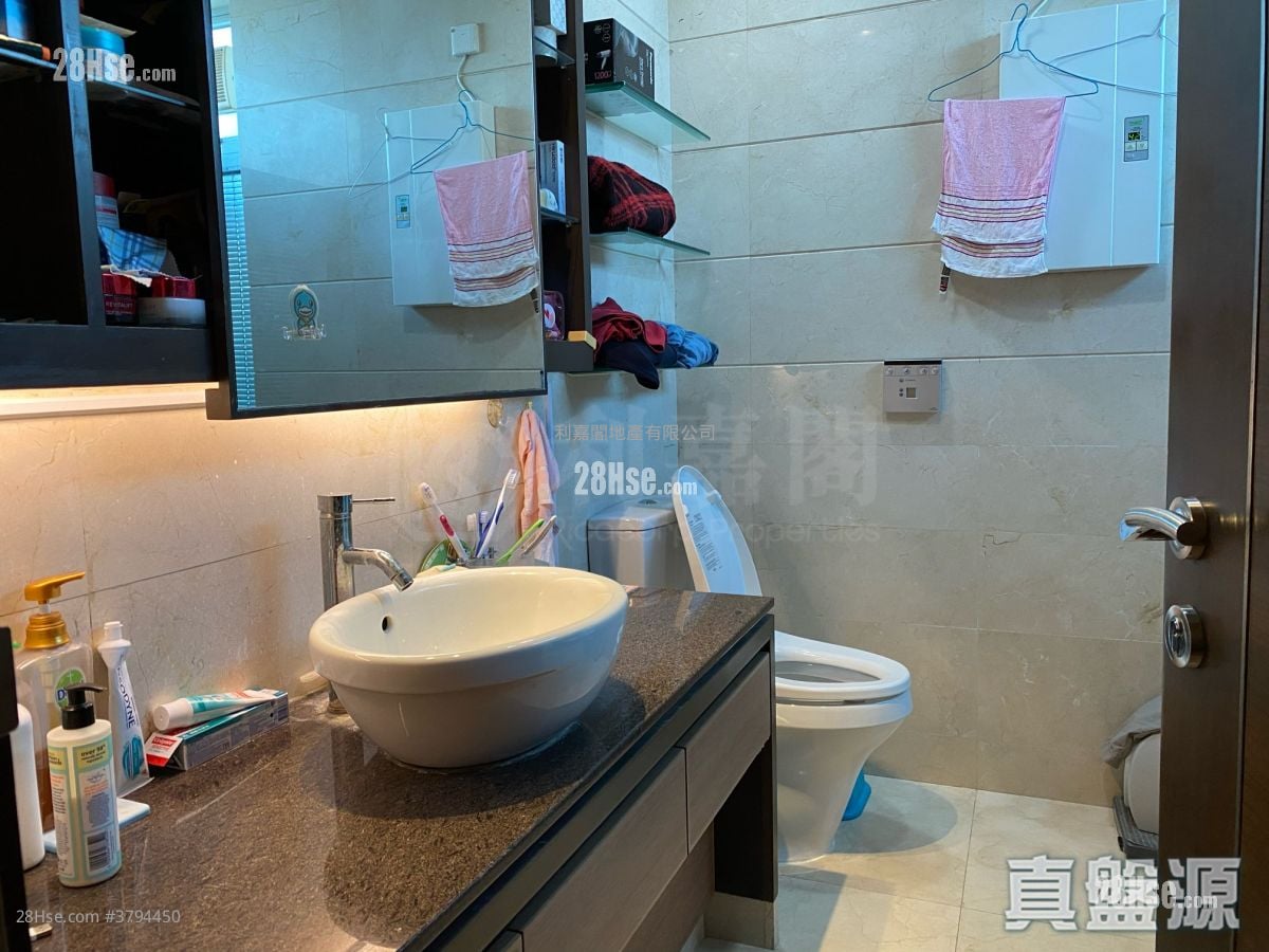 Miami Crescent Sell 4 Bedrooms 1,795 ft²