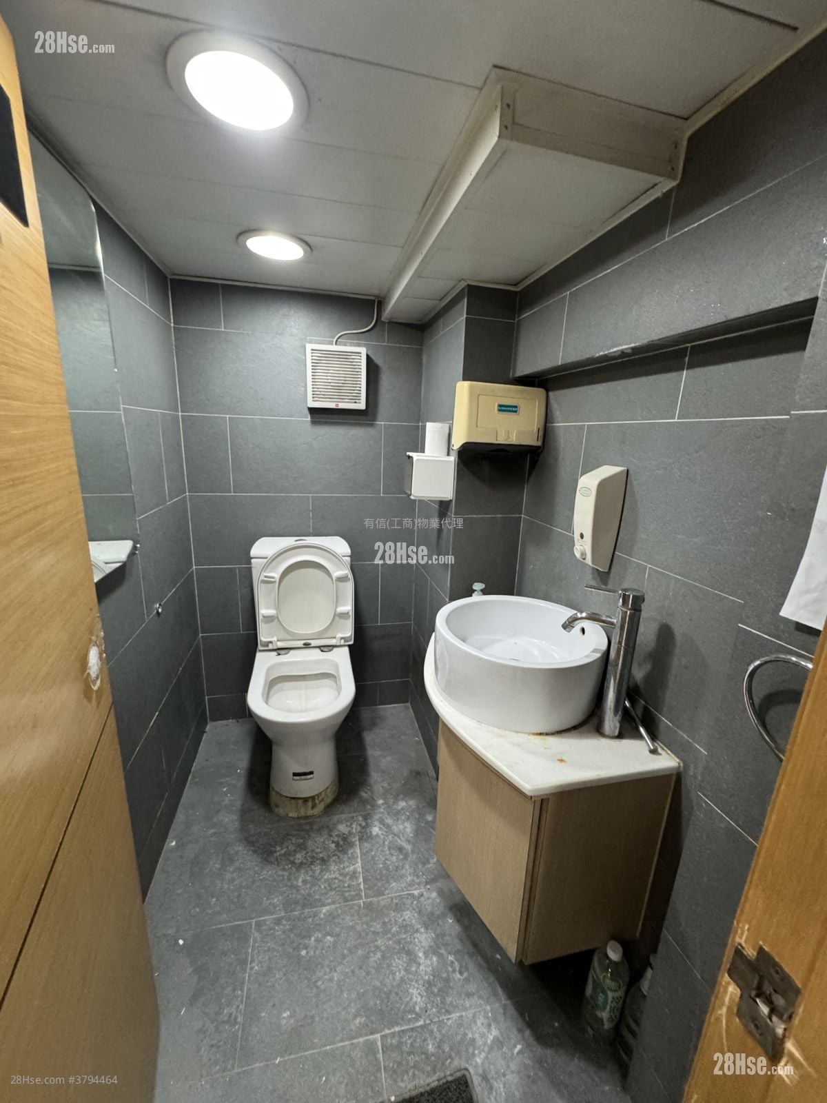 Trust Centre Rental 954 ft²