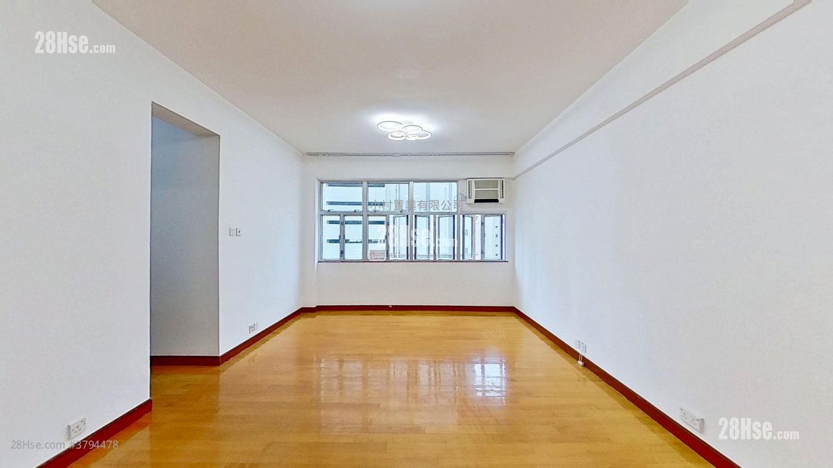 living room: Lee Hang Court Rental 3 Bedrooms , 2 Bathrooms 738 ft²