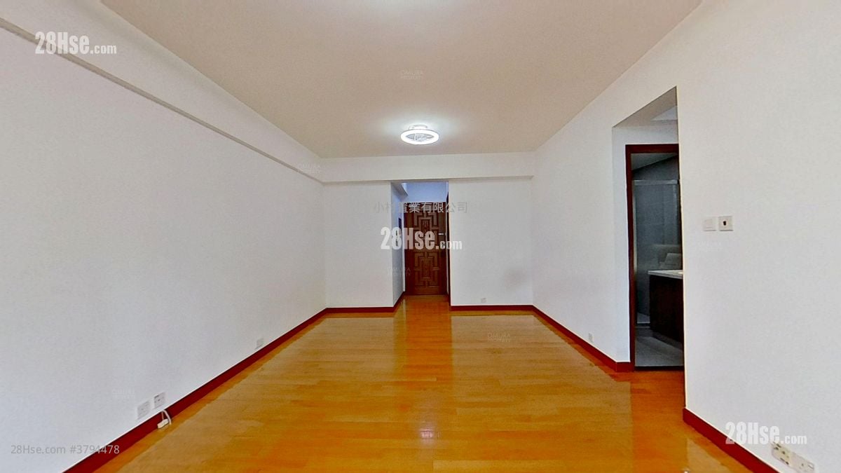 living room: Lee Hang Court Rental 3 Bedrooms , 2 Bathrooms 738 ft²