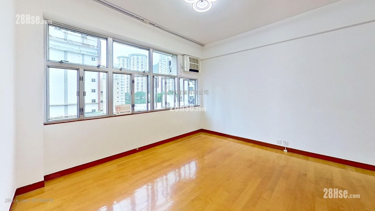 living room: Lee Hang Court Rental 3 Bedrooms , 2 Bathrooms 738 ft²