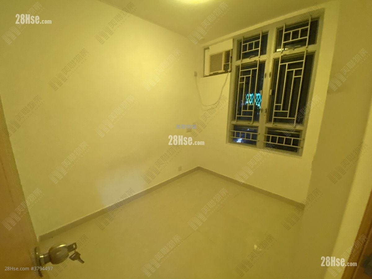 bedroom 1: Wang Yip Street Sell 2 Bedrooms , 1 Bathroom 435 ft²