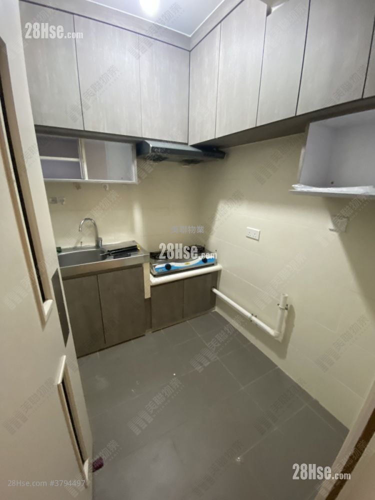 kitchen: Wang Yip Street Sell 2 Bedrooms , 1 Bathroom 435 ft²