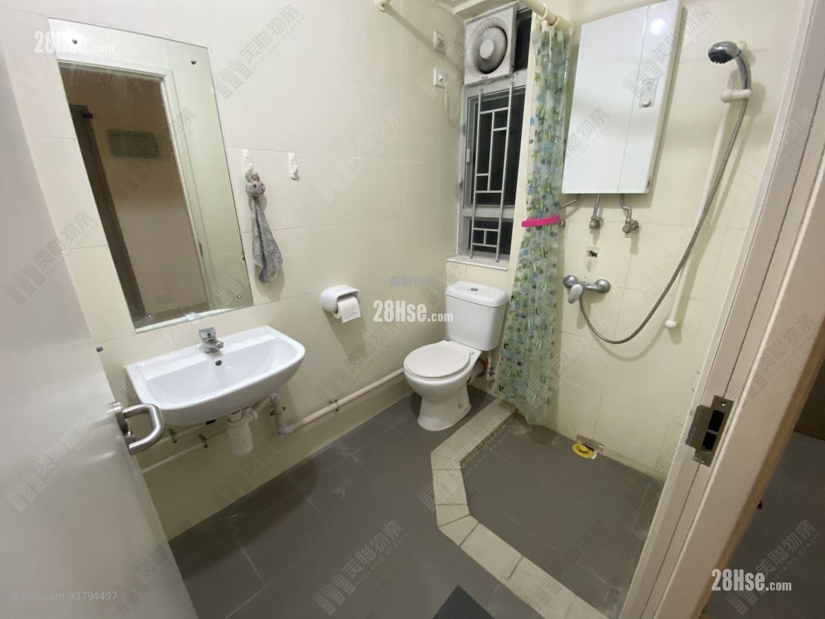 bathroom: Wang Yip Street Sell 2 Bedrooms , 1 Bathroom 435 ft²